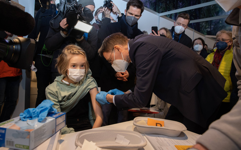 Bundesgesundheitsminister Karl Lauterbach (SPD) besucht ein Impfzentrum am Erlebnis-Zoo Hannover und impft die zehn Jahre alte Frida: