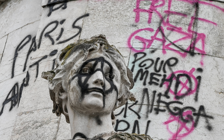 Schmierereien auf dem Denkmal der Republik