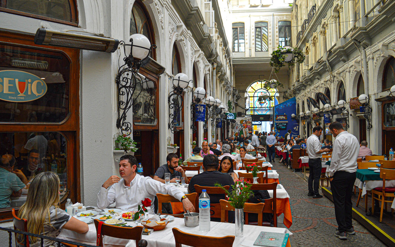 Restaurants und Cafés in der Blumenpassage in Istanbul