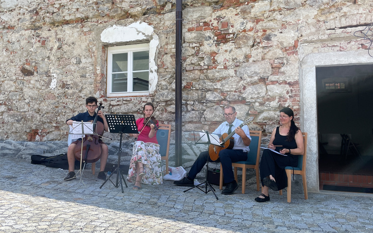Stiftskapellmeister mit Familie gibt am Sonntag ein Ständchen, Hohenfurth (Vyšší Brod), 01.09.2024