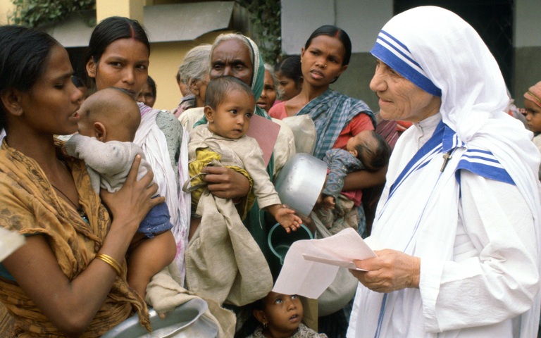 Mutter Teresa 1980 in ihrer Mission in Kalkutta