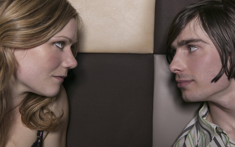 Ein junges Pärchen schaut sich tief in die Augen