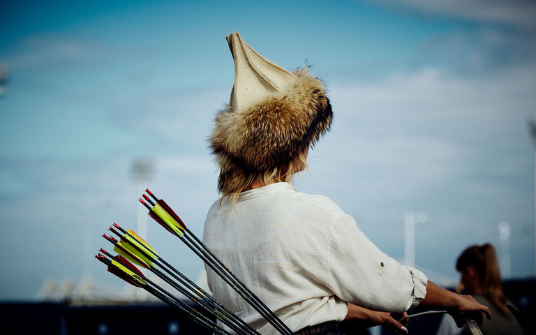 Frau mit Pfeilen bei den Nomaden-Festspielen in Kasachstan