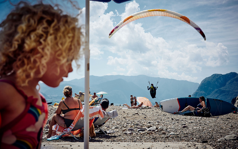Blick auf einen Gleitschirmflieger