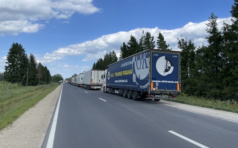Teil des zwölf Kilometer langen Lkw-Staus auf der A13 zwischen Kārsava und Grenzübergang Grebņeva, Blick Richtung Grenzübergang zur Russischen Föderation