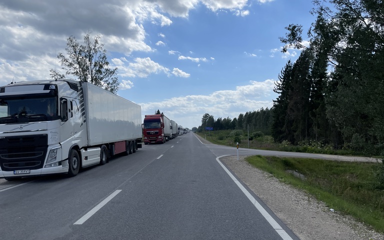 Lkw-Stau auf der A13 zwischen Kārsava und Grenzübergang Grebņeva, Blick Richtung Kārsava