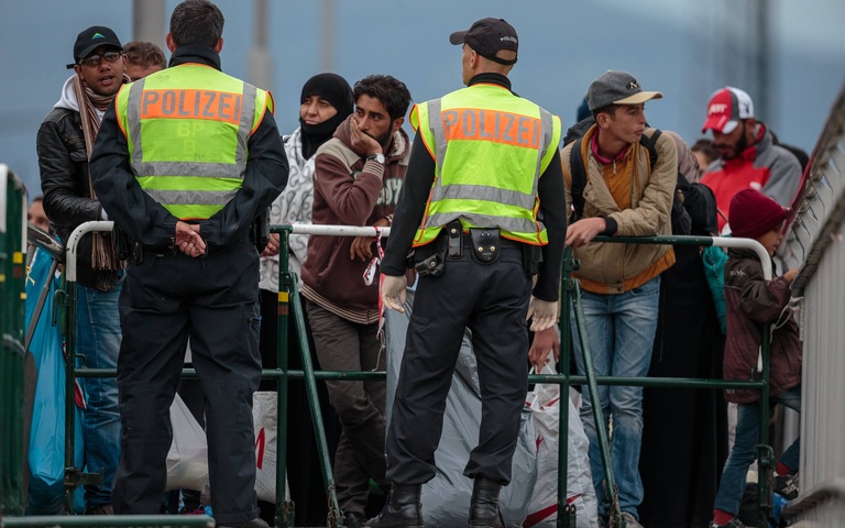 Migranten an deutscher Grenze im oberbayerischen Freilassing, 25. September 2015