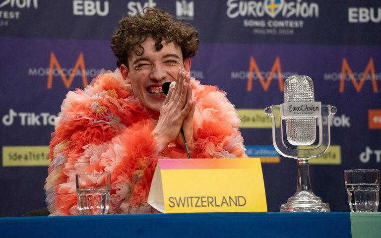 Nemo mit Trophäe bei der Pressekonferenz der ESC-Gewinner, Malmö, 11. Mai 2024