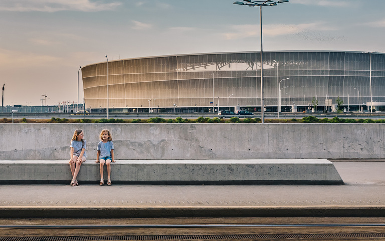 Zwei Mädchen auf der Bahnstation am Städtischen Stadion Breslau (Tarczyński Arena Wrocław), Niederschlesien, PL