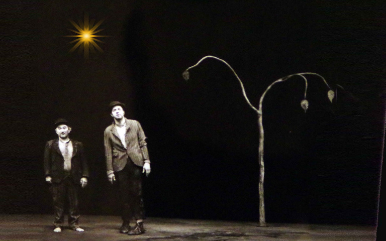 Aufführung von „Warten auf Godot“ und ein Weihnachtsstern