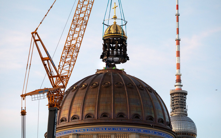 Die rekonstruierte Laterne mit dem Kreuz wird auf die Kuppel des als Humboldt-Forum wiedererrichteten Berliner Stadtschlosses gesetzt (Mai 2020)