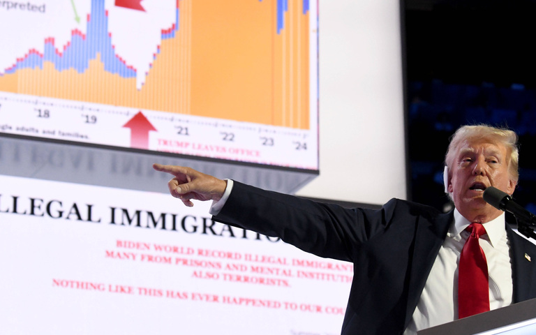 Donald Trump in Milwaukee (Wisconsin) mit Grafik über illegale Einwanderung, 18.07.2024