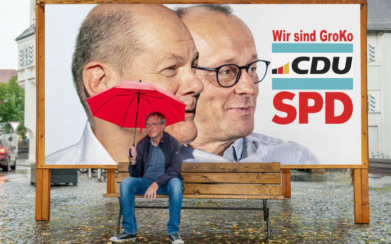 SPD-Spitzenkandidat Olaf Scholz und Unionsspitzenkandidat Friedrich Merz vor einem Satire-Wahlplakat