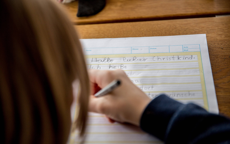 Kind schreibt Brief ans Christkind