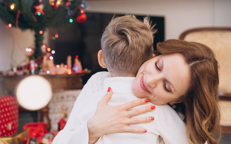 Liebevolle Mutter und Frau