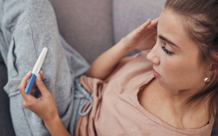 Frau mit Schwangerschaftstest