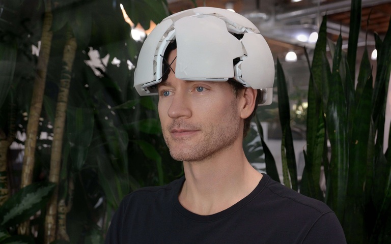 Bryan Johnson 2021 mit dem Analysegerät „Flow“ der von ihm gegründeten Firma Kernel