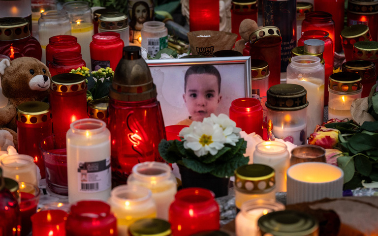 Kerzen mit Porträt des ermordeten Kleinkindes Yannis, Aschaffenburg, 25.01.2025