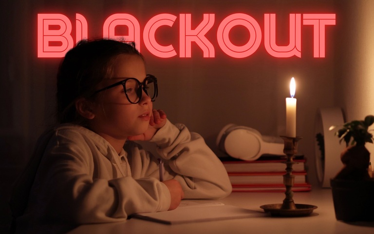 Blackout: Kind bei Kerzenlicht im Haushalt (Symbolbild)