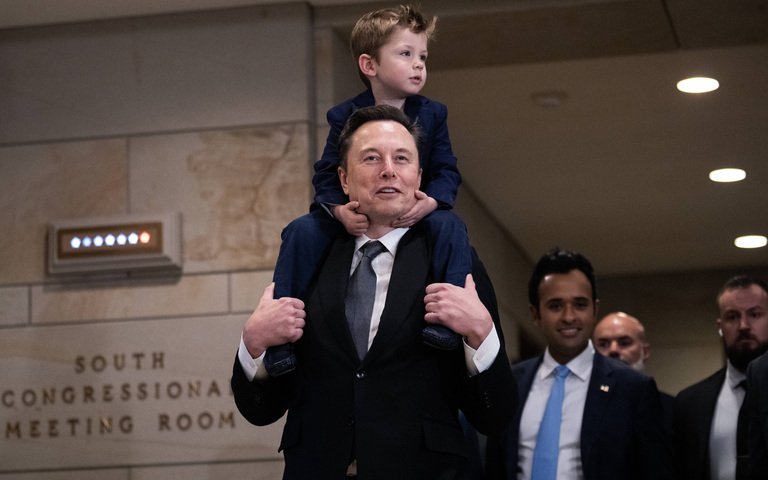 Elon Musk mit seinem Sohn auf den Schultern und dem Unternehmer und Milliardär Vivek Ramaswamy