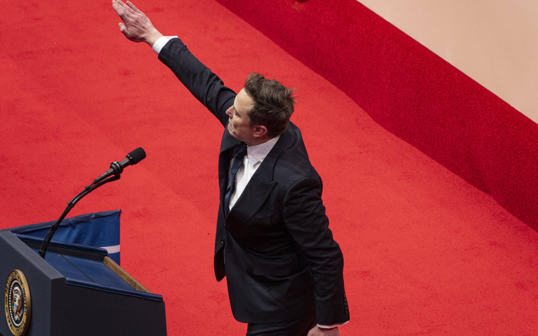 Elon Musk grüßt die Menge bei einer Veranstaltung zur Amtseinführung von US-Präsident Donald Trump in Washington D. C., 20. Januar 2025