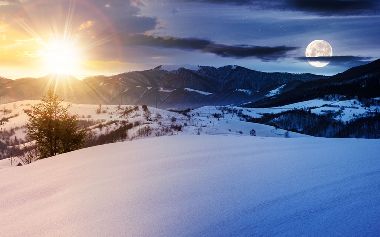 Winterlandschaft in den Bergen mit Sonnenaufgang und Vollmond