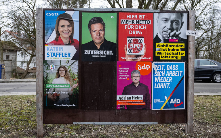 Wahlplakate zur Bundestagswahl in Deutschland 2025, aufgenommen in München