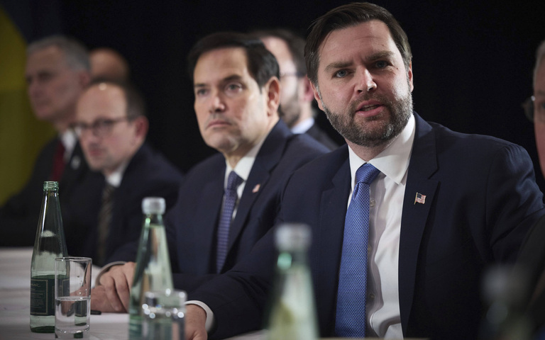 US-Vizepräsident J. D. Vance am Tisch mit  Wolodymyr Selenskyj und anderen Regierungsvertretern am Rande der Münchner Sicherheitskonferenz