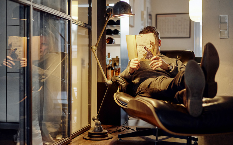 Oliver Stock vertieft in einen Philip-Marlowe-Roman