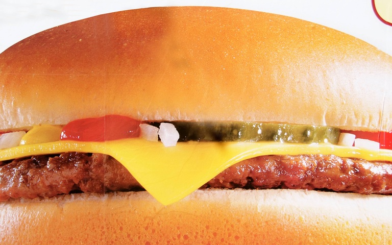 Cheeseburger auf einem Werbeschild in Zürich