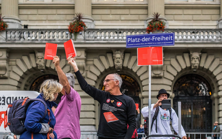 Demonstranten in Bern während des Corona-Regimes halten die Bundesverfassung der Schweizerischen Eidgenossenschaft hoch, 26. August 2021