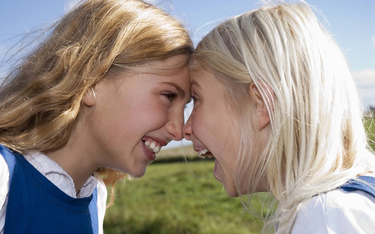Freundinnen trotz unterschiedlicher Meinungen