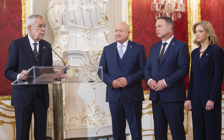 Österreichs Bundespräsident Alexander Van der Bellen (v.l.n.r.) vereidigt die neue Regierung bestehend aus Kanzler Christian Stocker, Vizekanzler Andreas Babler (SPÖ) und Außenministerin Beate Meinl-Reisinger (Neos)