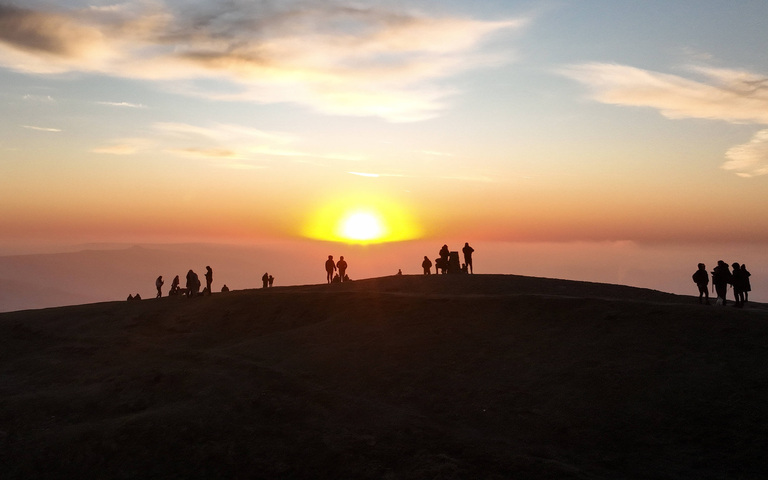Sonnenaufgang über dem Hope Valley bei Mam Tor, Peak District, Vereinigtes Königreich, 19.03.2025