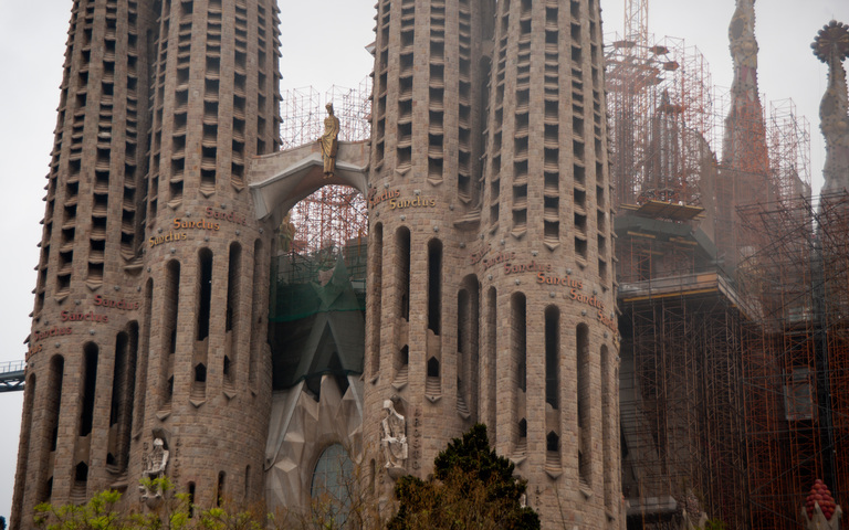 Sagrada Família, Passionsfassade mit Skulptur der Himmelfahrt Christi, 2011