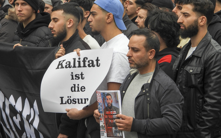 Viele hundert Anhänger der „Muslimaktiv-Bewegung“ demonstrieren auf dem Steindamm in Hamburg für ein Kalifat in Deutschland, 27. April 2024