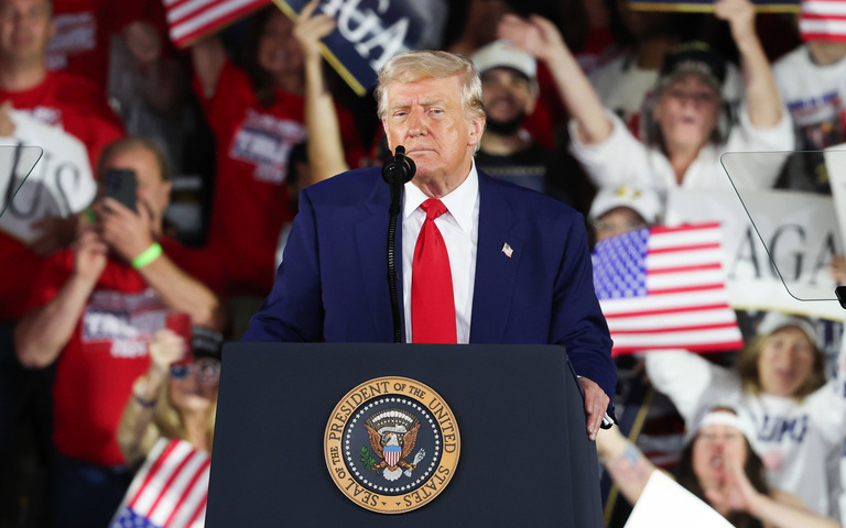 Der Präsident der USA, Donald Trump, spricht während der Feierlichkeiten zu den ersten 100 Tagen seiner zweiten Amtszeit in Michigan, 29. April 2025