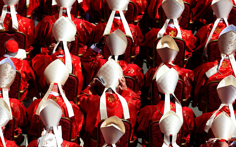 Kardinäle in purpurroter Kleidung und mit Mitra auf dem Kopf, versammelt zur Beerdigung von Papst Franziskus