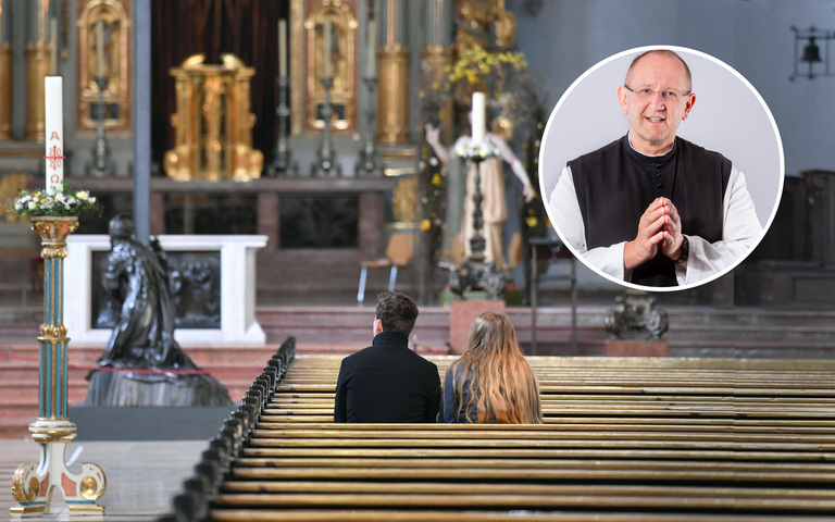 Einsames Paar betet in der St.-Michael-Kirche in München / Pater Karl Wallner