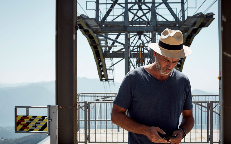 Kolumnist Oliver Stock am Smartphone