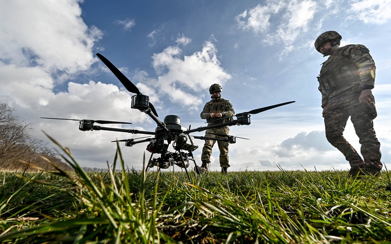 Ukrainische Soldaten in Saporischschja starten im Februar 2024 eine Drohne