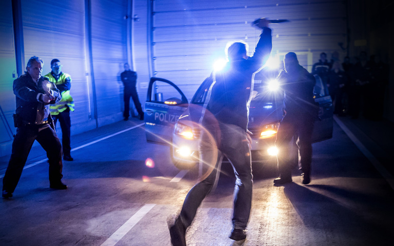 Polizisten bei einer Übung zur Neutralisierung eines Messermannes