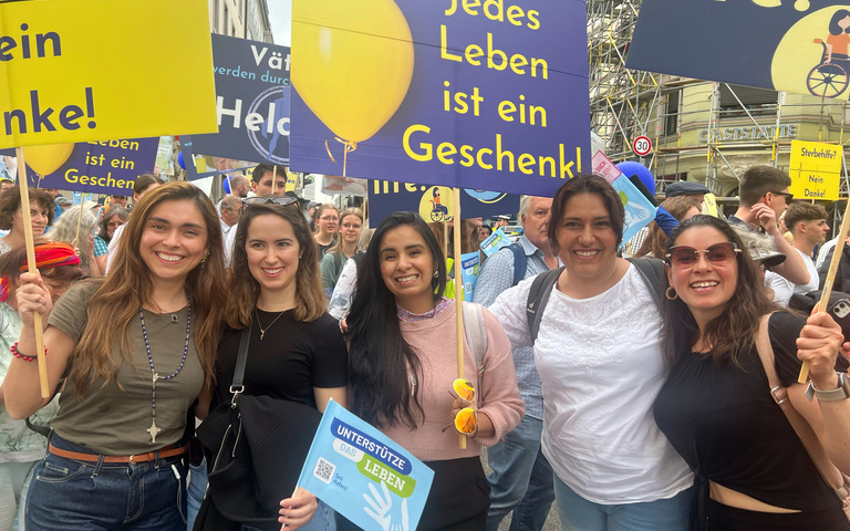 Claudia und ihre Freundinnen aus Bolivien und Mexiko beim Münchner Marsch fürs Leben