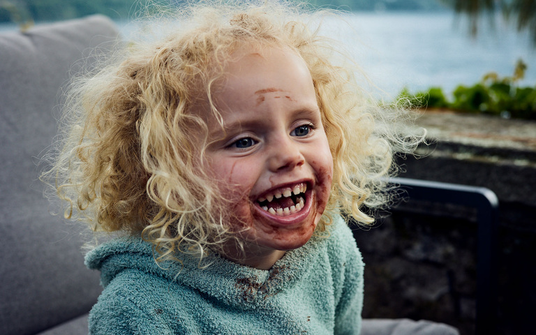 Das Töchterchen mit Schokoeis im Gesicht