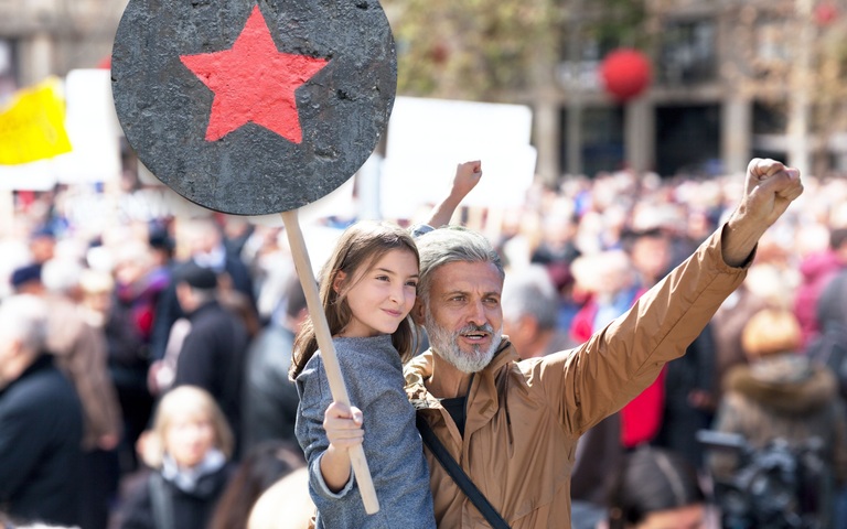 Vater mit Kind auf einer Demonstration