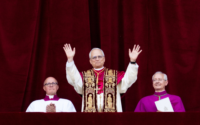 Papst Leo XIV. am Abend des 8. Mai 2025 auf Mittelloggia des Petersdoms