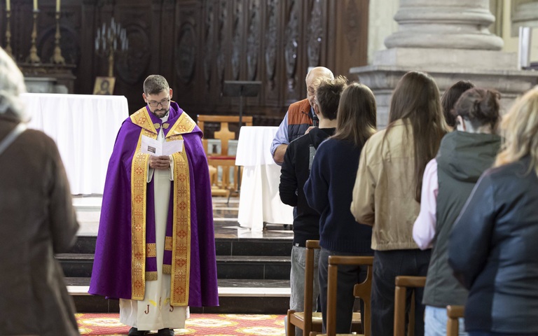 Junge Katechumenen am Vorabend ihrer Taufe in der Kirche Saint-Géry in der nordfranzösischen Stadt Cambrai