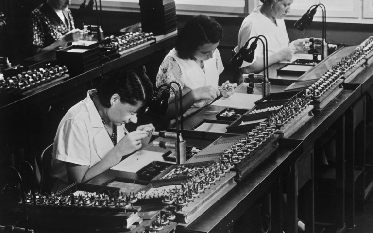 Fließband für Fernsehsendeausrüstung im Telefunken-Werk, Berlin, ca. 1935