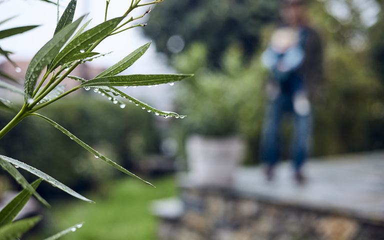 Oliver Stock verschwommen mit Töchterchen an verregnetem Tag
