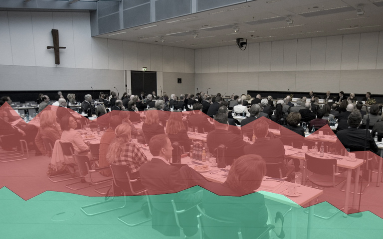 Fraktionssaal der CDU/CSU im Berliner Reichstagsgebäude mit einem Kreuz